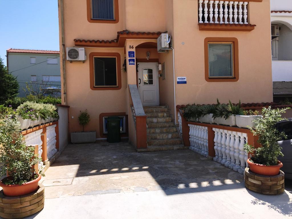 Friendly People'S Guest House ซาดาร์ ภายนอก รูปภาพ